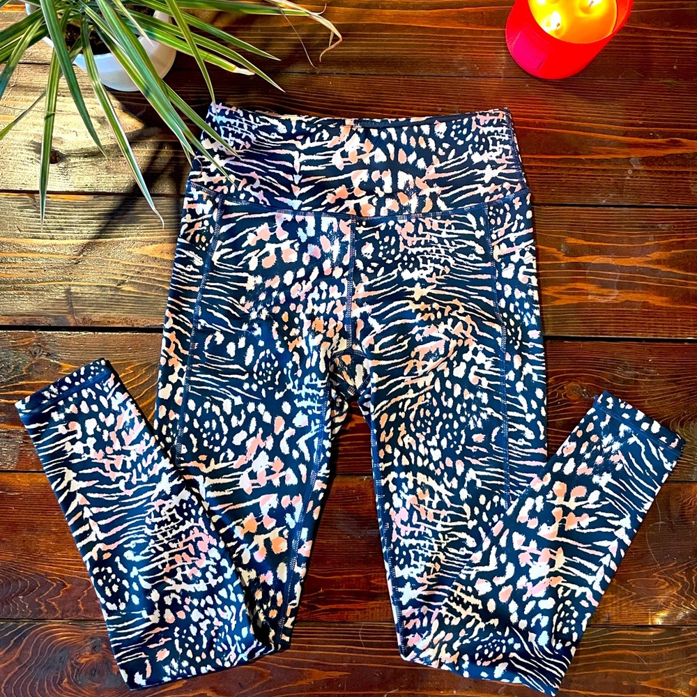 Curves N Combatboots Curvscription Animal Print Leggings w/ pockets Size small